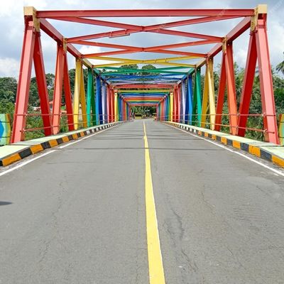 নির্মাণ প্রকল্পে স্থিতিশীলতা এবং দীর্ঘায়ু নিশ্চিত করার জন্য সেতু নির্মাণের জন্য ডিজাইন করা কম রক্ষণাবেক্ষণ লোহা ফ্রেম ব্রিজ