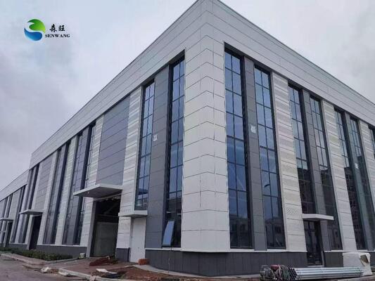 দীর্ঘস্থায়ী সঞ্চয়স্থান সমাধানের জন্য ঢাল ছাদ এবং ইস্পাত আবরণ শীট সহ কাস্টমাইজড স্টিল স্ট্রাকচার গুদাম